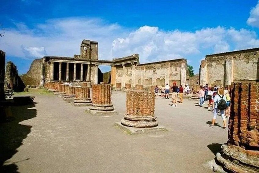 Des ruines antiques, avec des colonnes et un grand bâtiment. 4