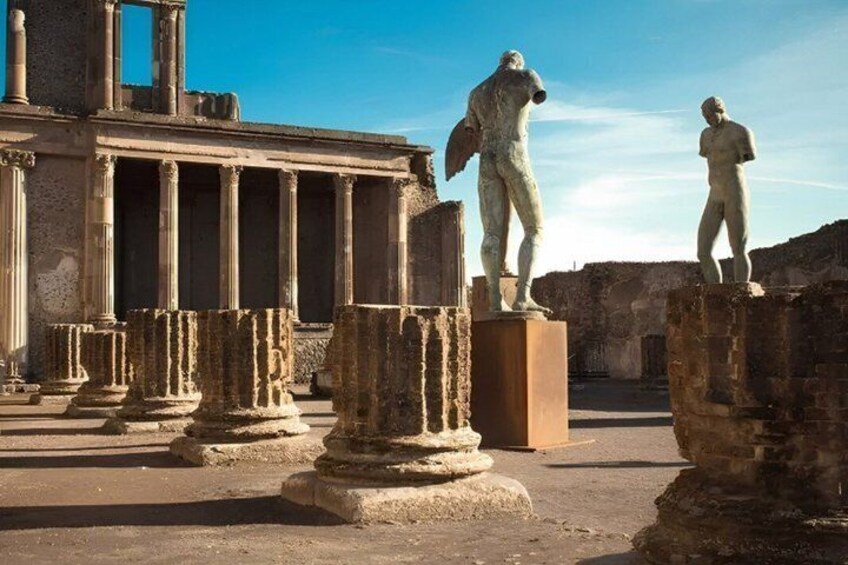 Ruinas antiguas con columnas y estatuas. 1