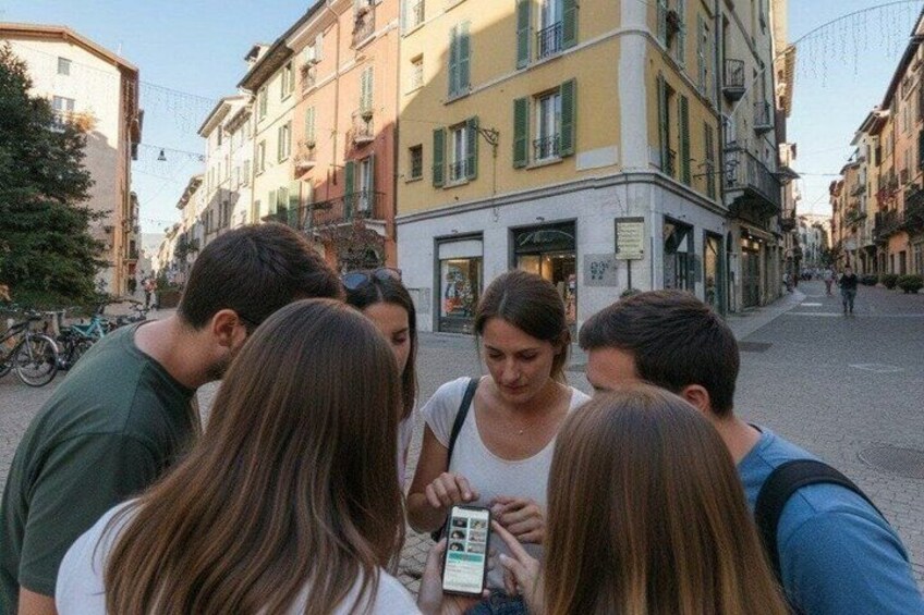 Un groupe de personnes s’est rassemblé autour d’une personne qui tenait un smartphone. 2