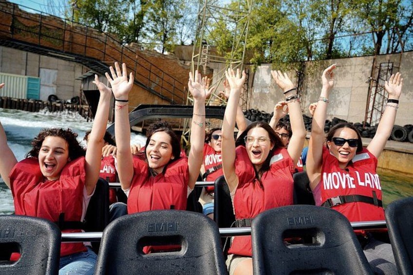 Des personnes portant des gilets de sauvetage rouges se trouvent sur une attraction aquatique et ont les bras levés. 2
