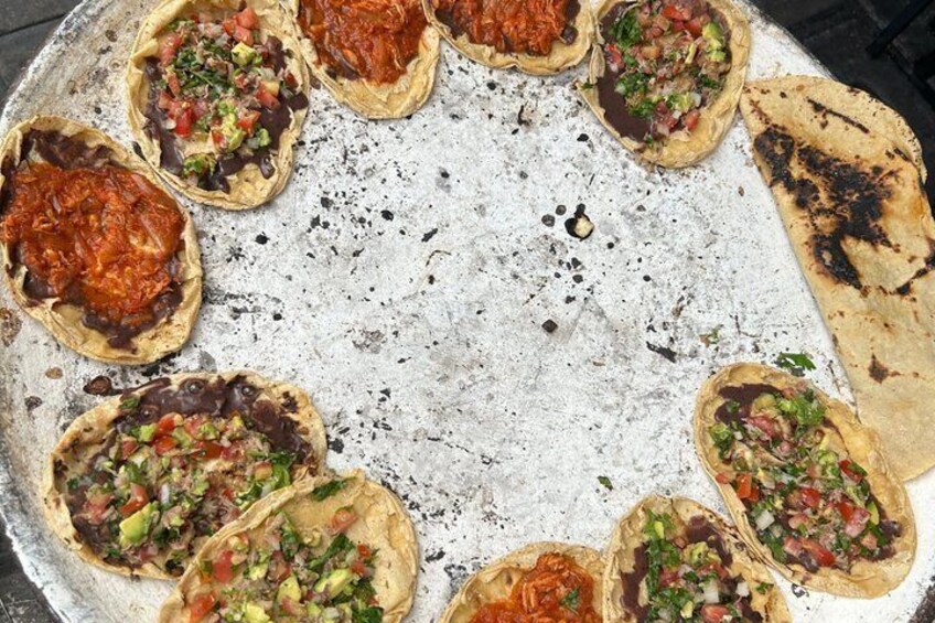 En rund bakke med flere tacos, fyldt med forskellige toppings. 5