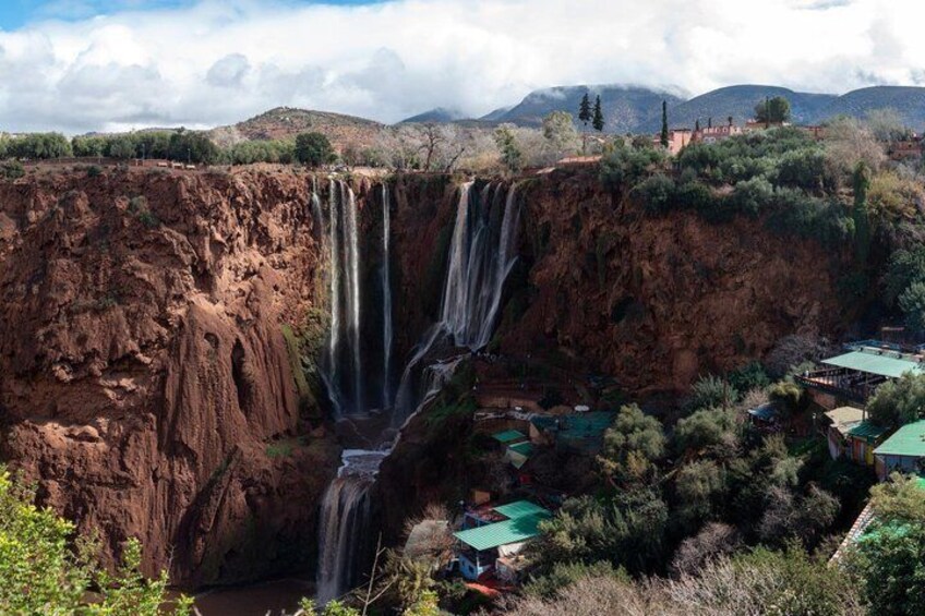 Une cascade à plusieurs niveaux, avec un village à ses pieds. 1
