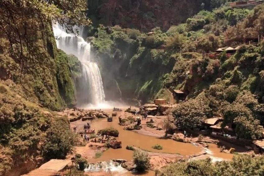 Une cascade, une rivière et un village avec des huttes. 3