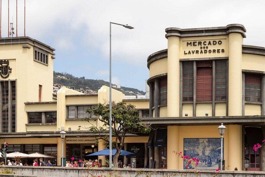 A building with the sign 'Mercado dos Lavadores' and a street with umbrellas. 5