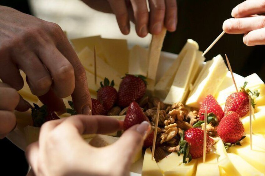 Des mains préparent une collation à base de fruits et de noix, avec des fraises et des noix. 5