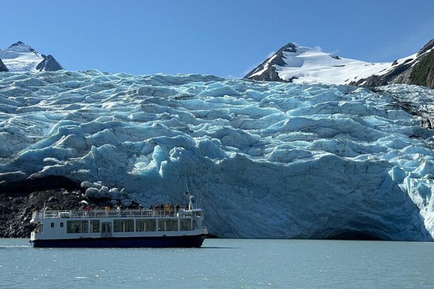 Un glacier avec un bateau au premier plan. 5