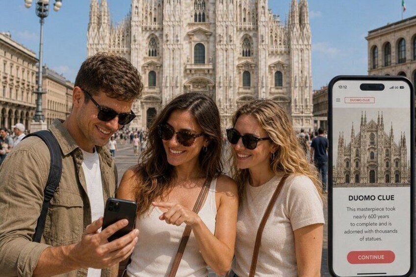 Drie mensen kijken naar een smartphone, met een kathedraal op de achtergrond. 3