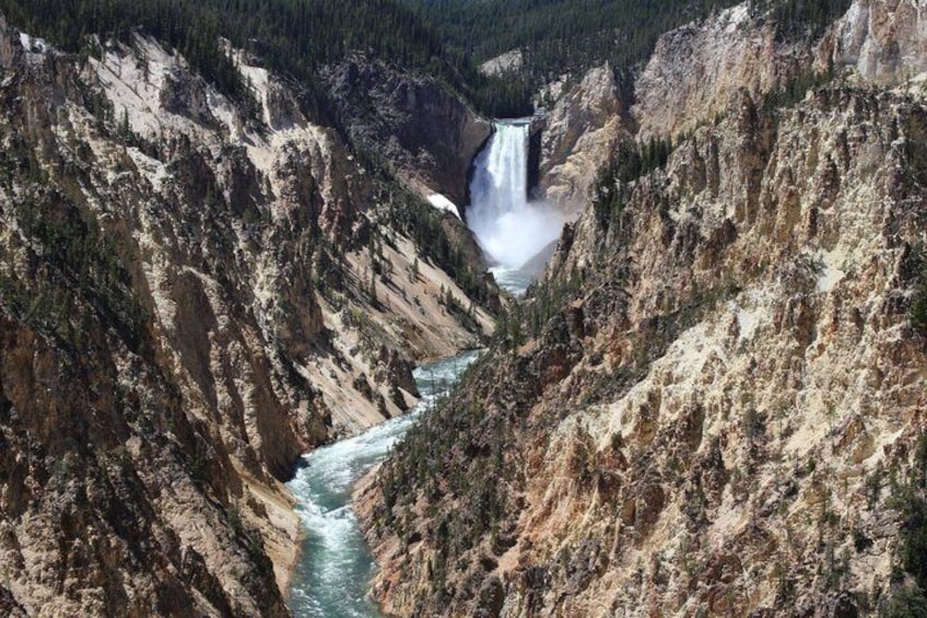 Ein Wasserfall in einer Schlucht. 5