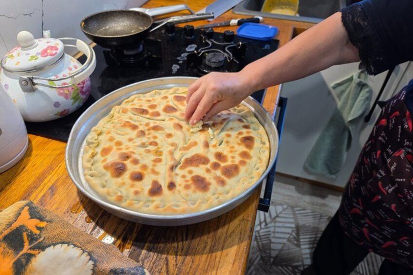 Iemand bakt een platbrood op een fornuis. 2