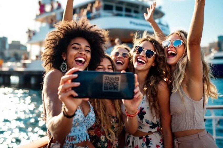 Un gruppo di persone si fa un selfie su una barca, con un codice QR sullo schermo del telefono. 2