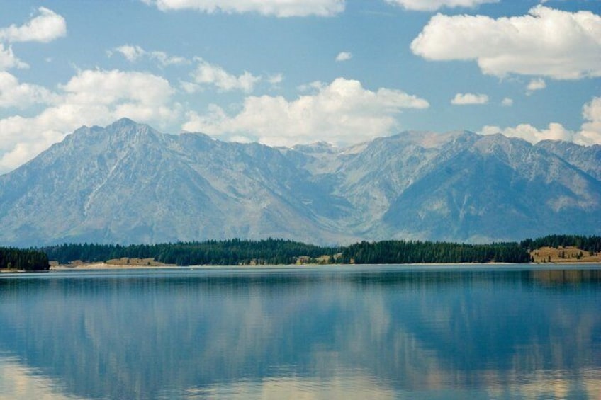 Un lago tranquillo con montagne sullo sfondo. 3