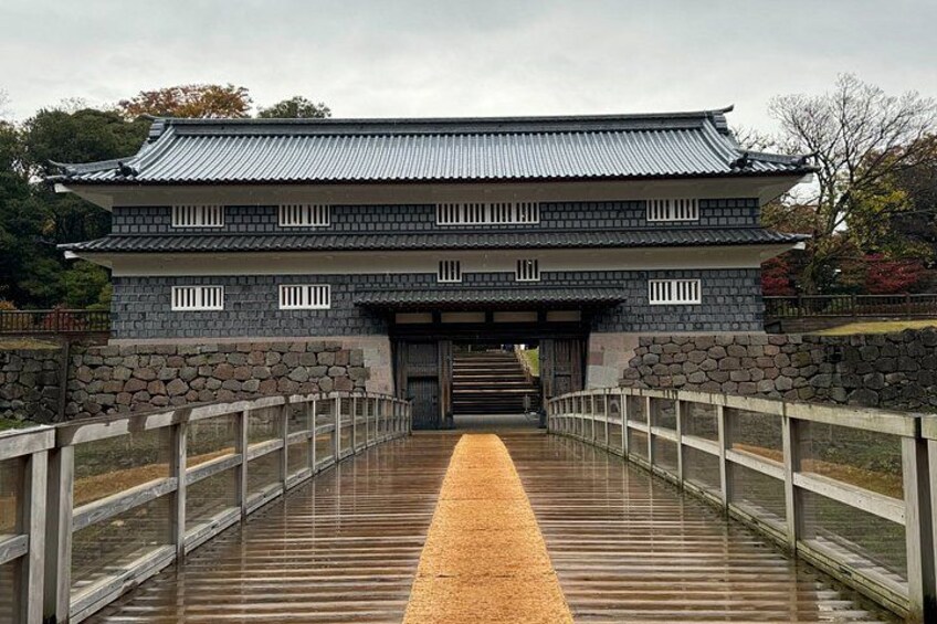 Il s’agit d’un bâtiment japonais traditionnel, doté d’un toit en tuiles, de murs en pierre et d’un pont en bois qui y mène. 5