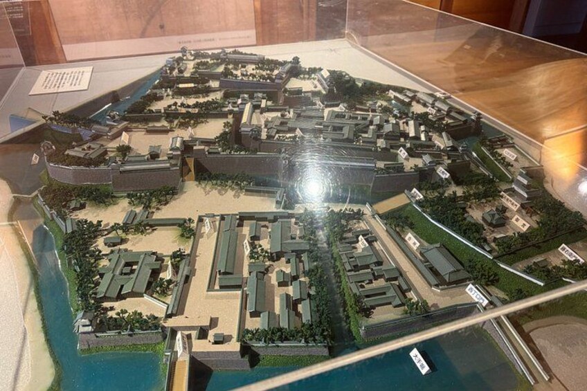 Une maquette détaillée d’une ville côtière comprenant un port de plaisance, des zones résidentielles et des espaces verts. 2
