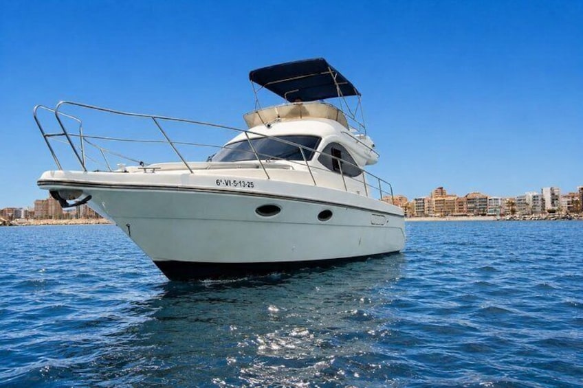 Uno yacht bianco con il numero di registrazione 6-VI-13-25 su acque blu calme. 1
