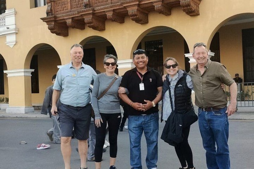 Un grupo de personas frente a un edificio con arcos. 5