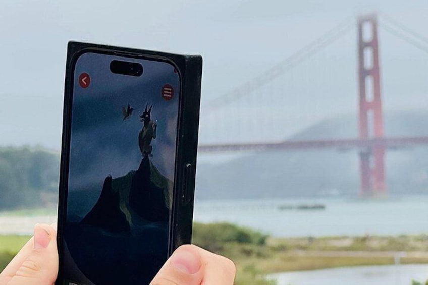 Uno smartphone mostra una foto di una persona su una montagna, con uccelli e il Golden Gate Bridge sullo sfondo. 2
