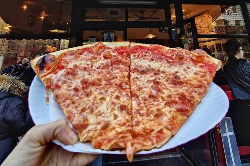 En stor pizza på en hvid tallerken. 2