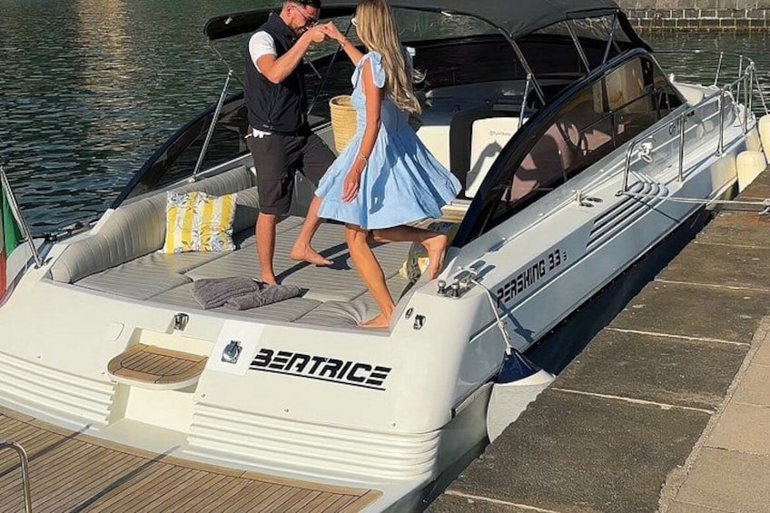 Un bateau blanc, baptisé « BEATRICE », était amarré dans une marina. 1