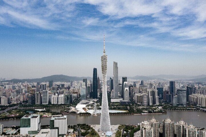 Un paisaje urbano con una torre destacada, un río y edificios altos circundantes. 3