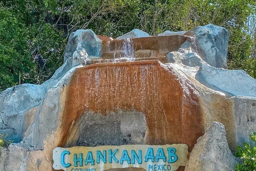 Una fuente de agua con un letrero que dice 'Chankanaab Mexico'. 4