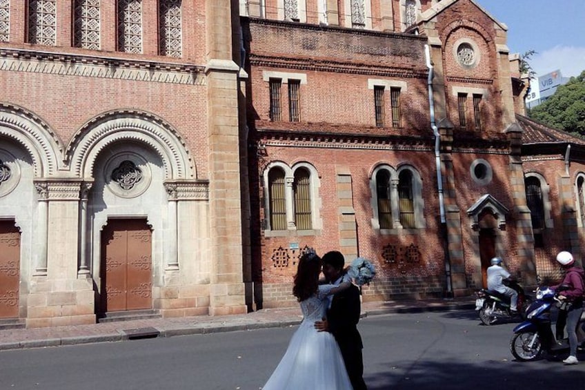 Una iglesia histórica con ventanas de arco y una torre del reloj. 2