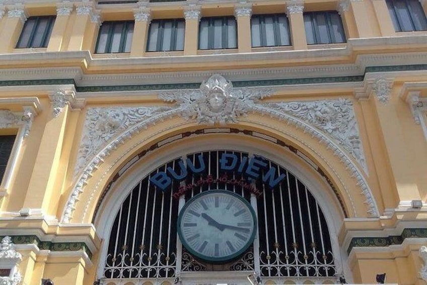 Fachada de edificio con detalles ornamentales y un reloj. 3