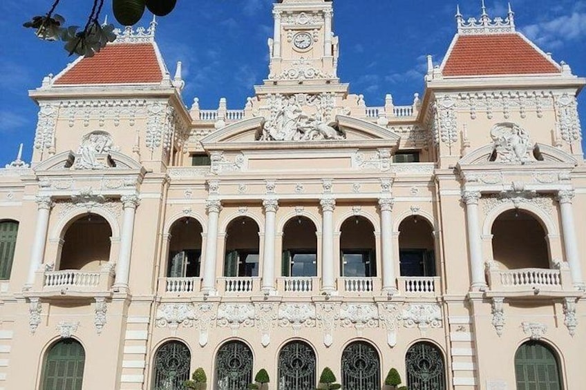 Un edificio grande y ornamentado con una torre de reloj, ventanas arqueadas y esculturas elaboradas. 1
