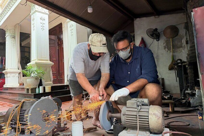 Dos personas trabajando con maquinaria, posiblemente realizando mantenimiento o reparación. 1