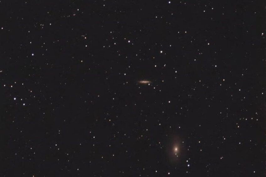 Un ciel nocturne étoilé où l’on peut distinguer les corps célestes. 4