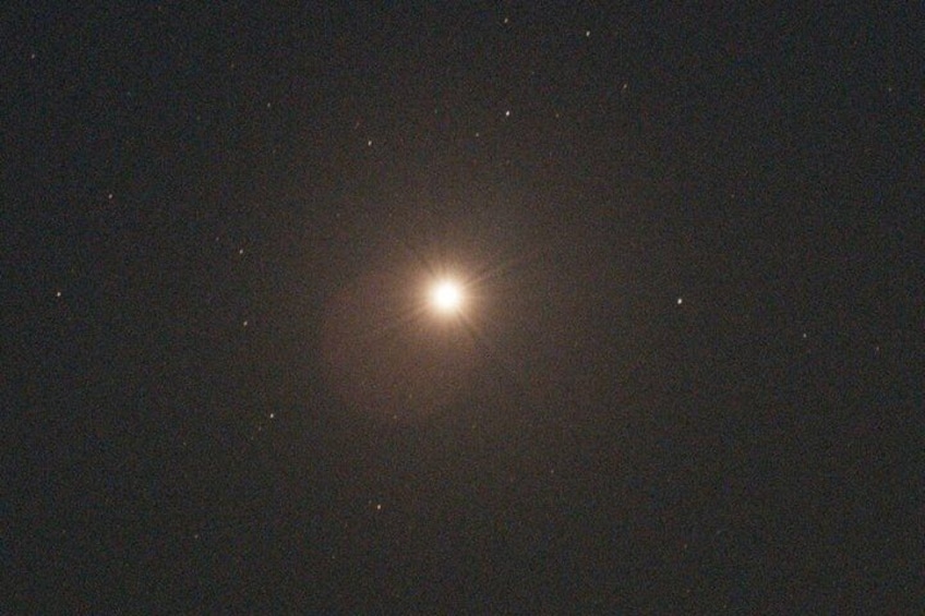 Une étoile ou une planète brillante dans un ciel nocturne sombre. 2