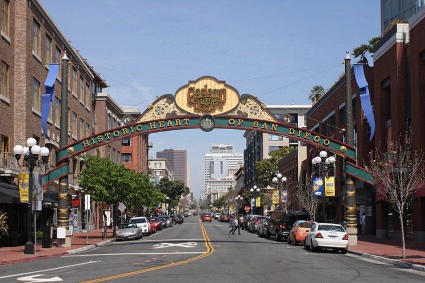 Une rue bordée de voitures, d’immeubles et d’une enseigne indiquant : « Cœur historique de San Diego ». 4