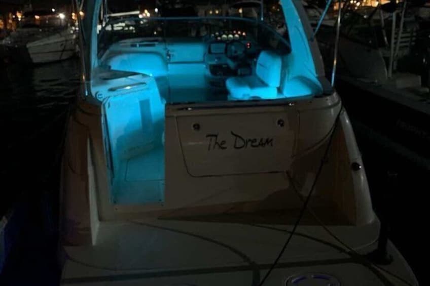 Un barco llamado 'The Dream' con un interior de cabina y un timón. 5