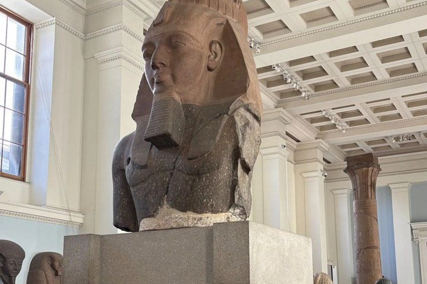 Un'imponente statua in pietra di un faraone in un museo con architettura classica. 5
