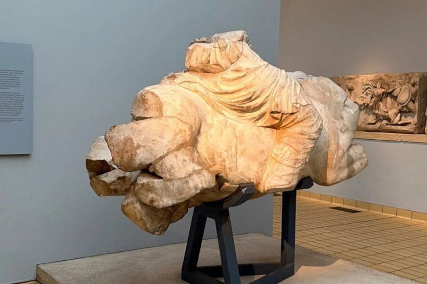 Una scultura marmorea raffigurante una figura velata su un piedistallo in un museo. 4