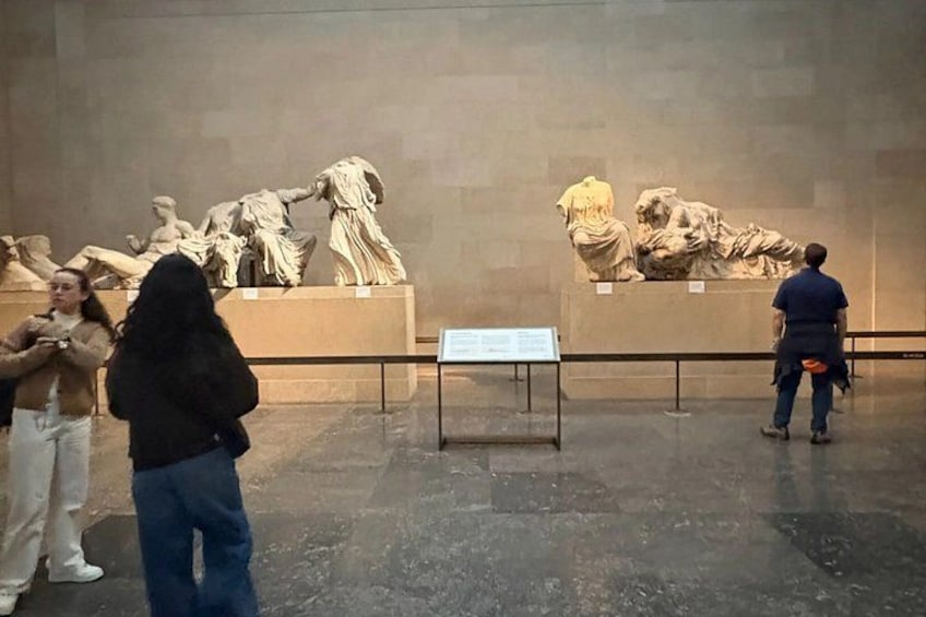 Interno di un museo con sculture classiche esposte. 2