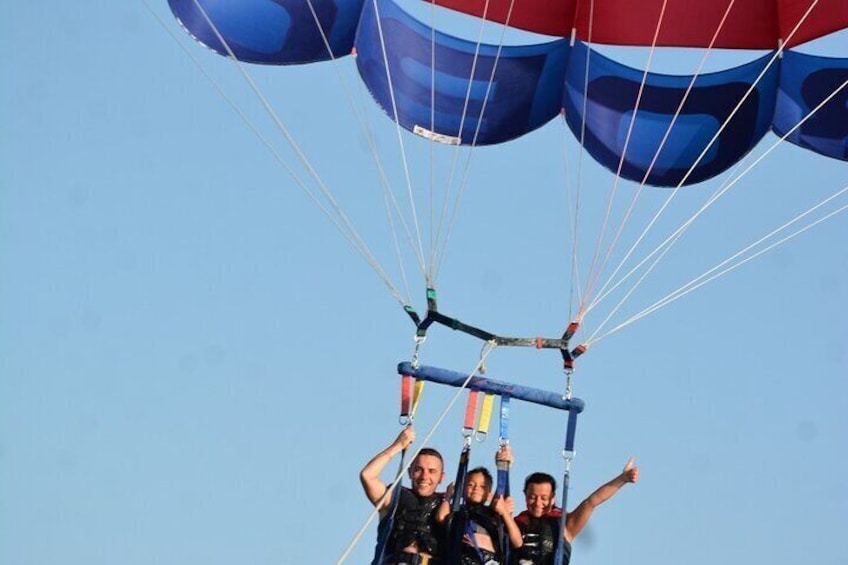 Un grupo de personas parapentando con un paracaídas. 4