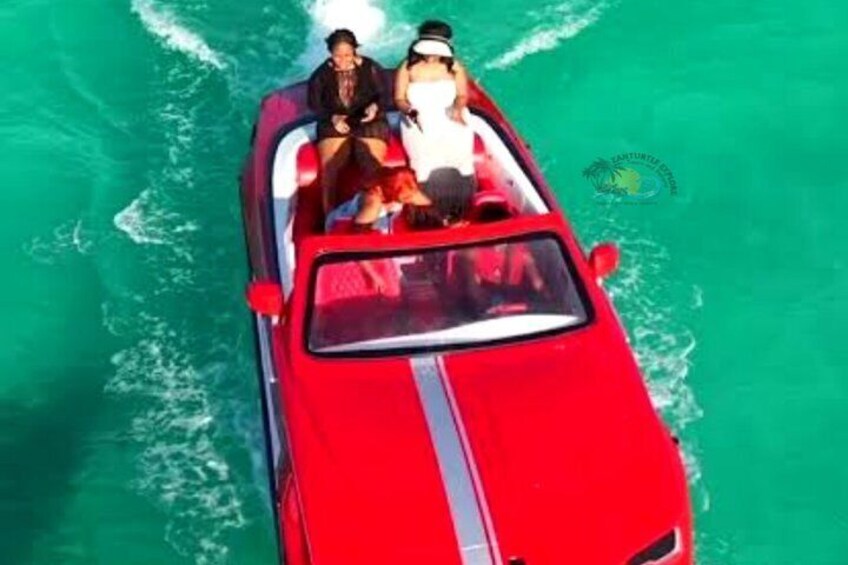 Un barco rojo con pasajeros sobre aguas turquesas. 5