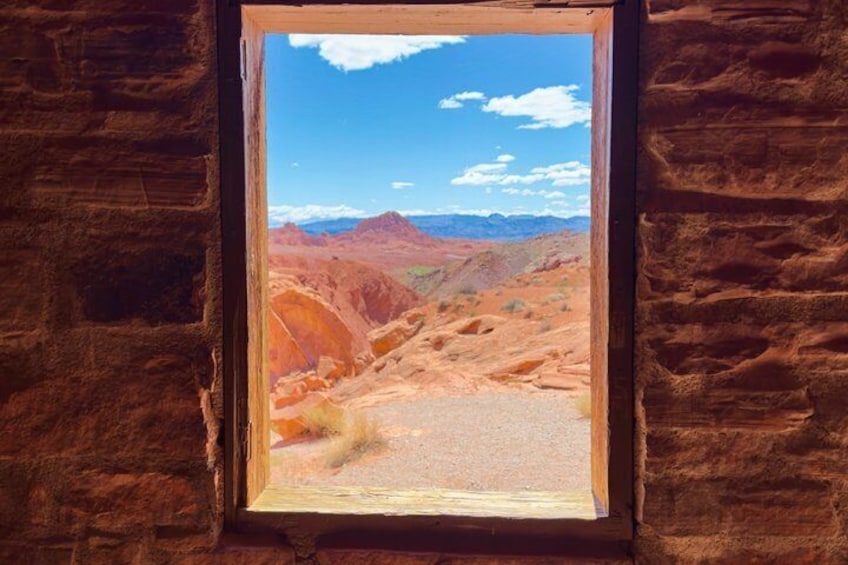 Een uitzicht op een woestijnlandschap vanuit een raam. 2