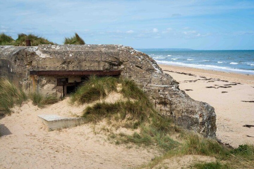 Een kustbunker met een zandstrand en de oceaan op de achtergrond. 3