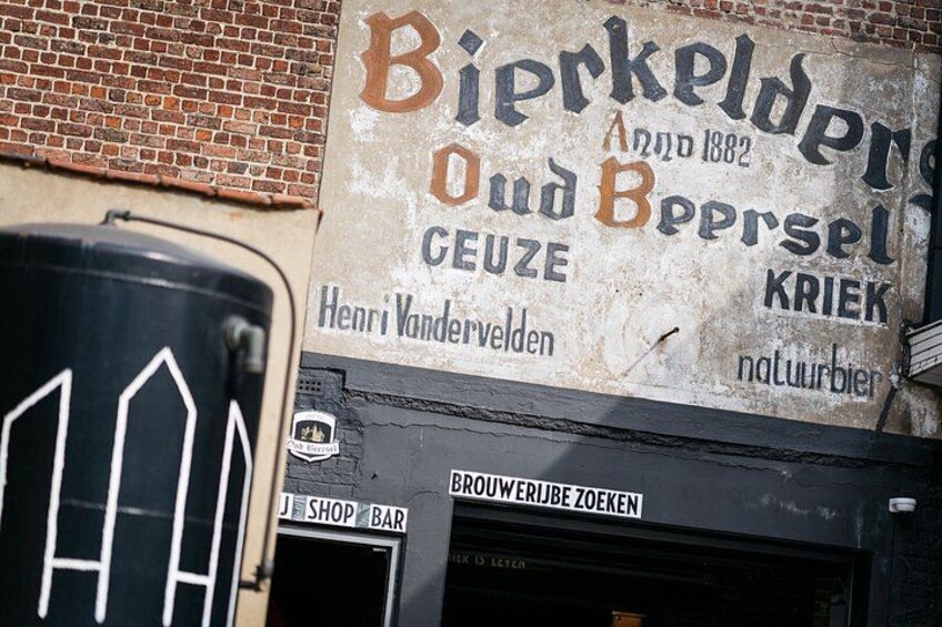 A building with a sign that reads 'Bierkelder Oud Boprsel CEUZE KRIEK' and 'Henri Vandervelden.' 3