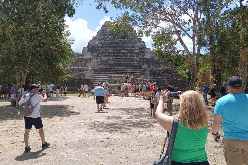 Une grande pyramide antique, entourée de touristes. 3