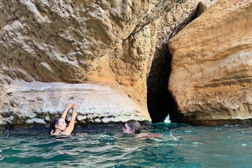 Une personne nage dans une piscine naturelle bordée de falaises rocheuses. 4