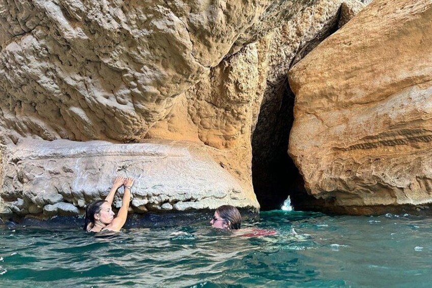 Private Full Day Wadi Shab and Bimmah Sinkhole Tour from Muscat 4