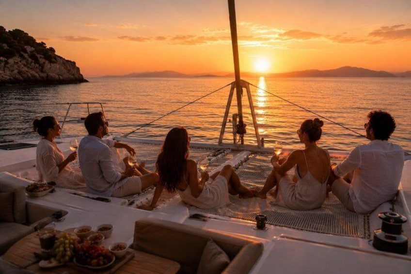 Un coucher de soleil sur la mer, avec des personnes se détendant sur un bateau. 2