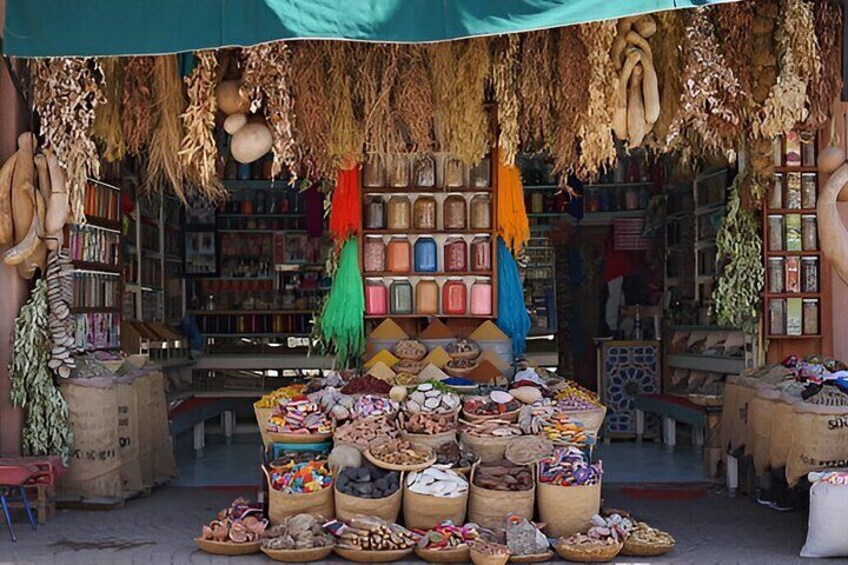 Un puesto de mercado con diversos productos expuestos en cestas y recipientes. 3