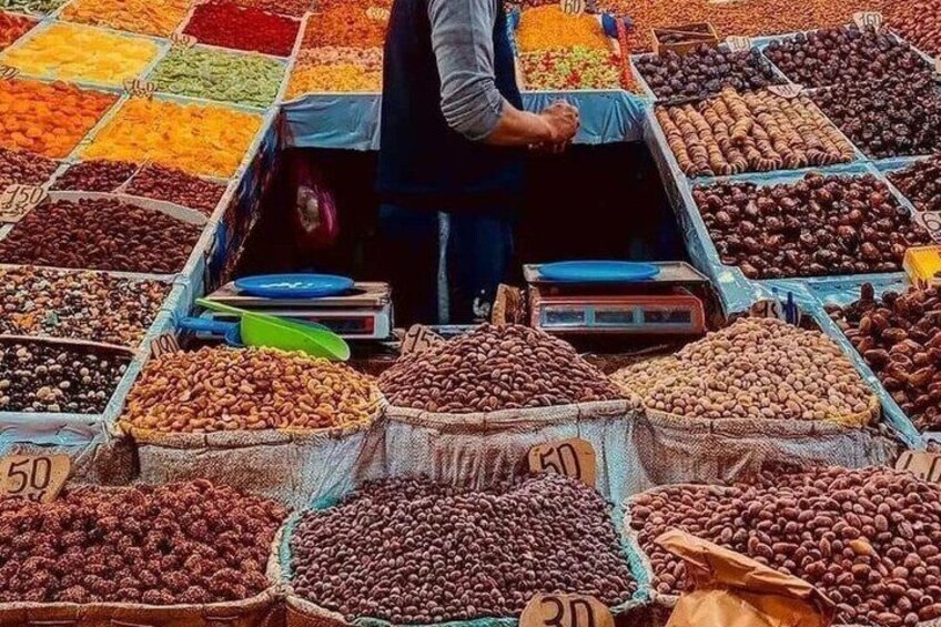 Un puesto de mercado con diferentes nueces y frutas secas, algunas con precios indicados. 4