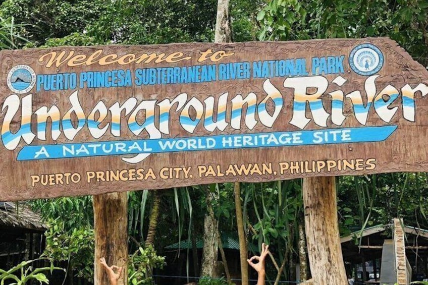 Et træskilt, der byder besøgende velkommen til Underground River, et naturområde på UNESCOs verdensarvsliste i Puerto Princesa City, Palawan, Filippinerne. 5