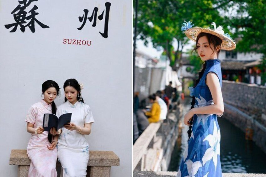 Deux femmes, vêtues de tenues traditionnelles, dont l’une lit un livre et l’autre porte une robe bleue et un chapeau de paille, se tiennent près d’un canal, avec en arrière-plan des bâtiments à l’architecture traditionnelle. 3