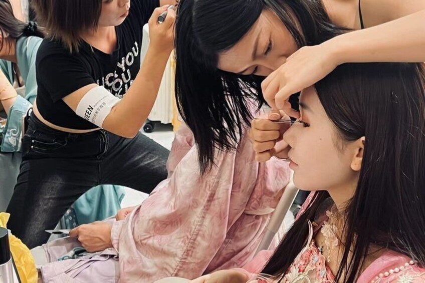 Une personne qui applique du maquillage sur une autre personne. 5