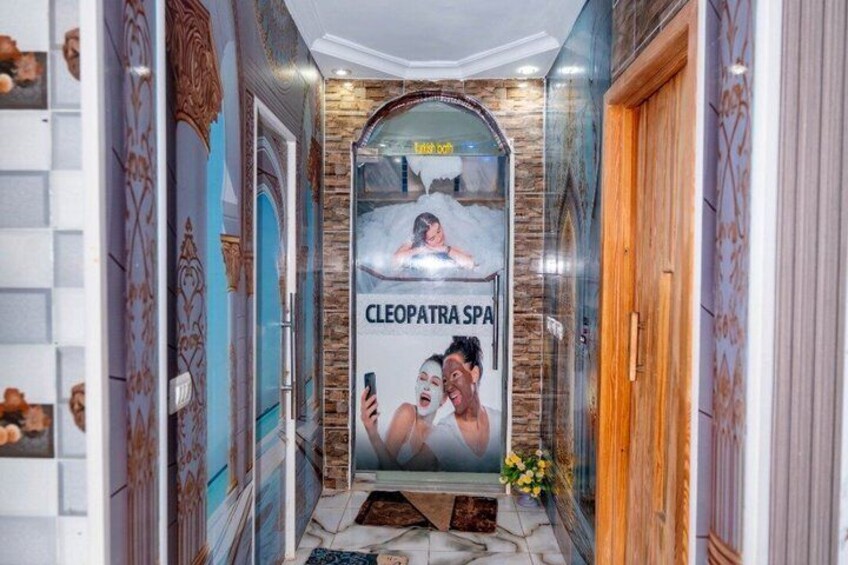 En gang med en reklame for Cleopatra Spa. 5